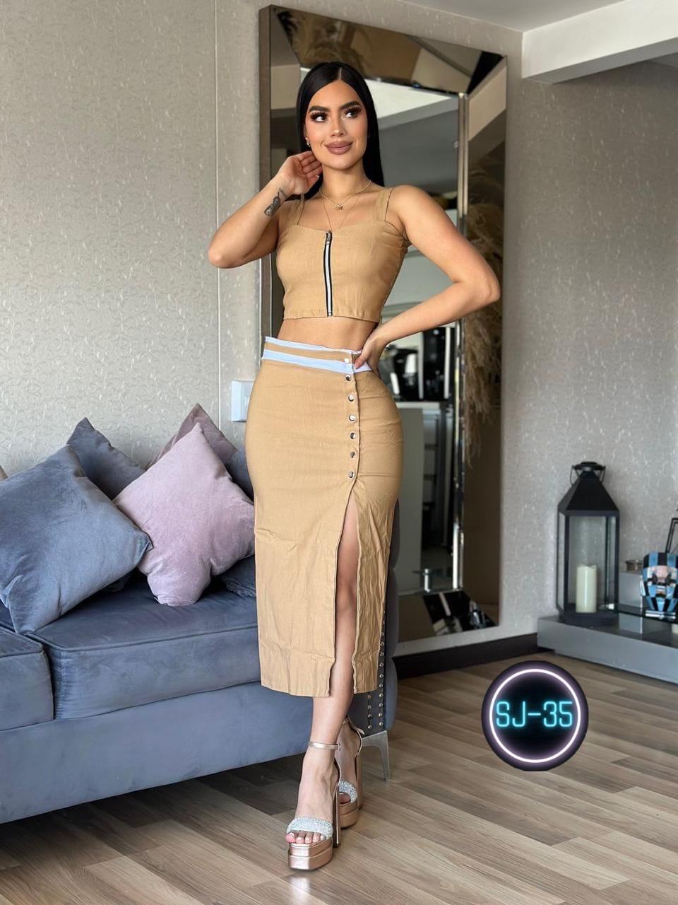 Conjunto Crop Top y Falda Midi con Abertura