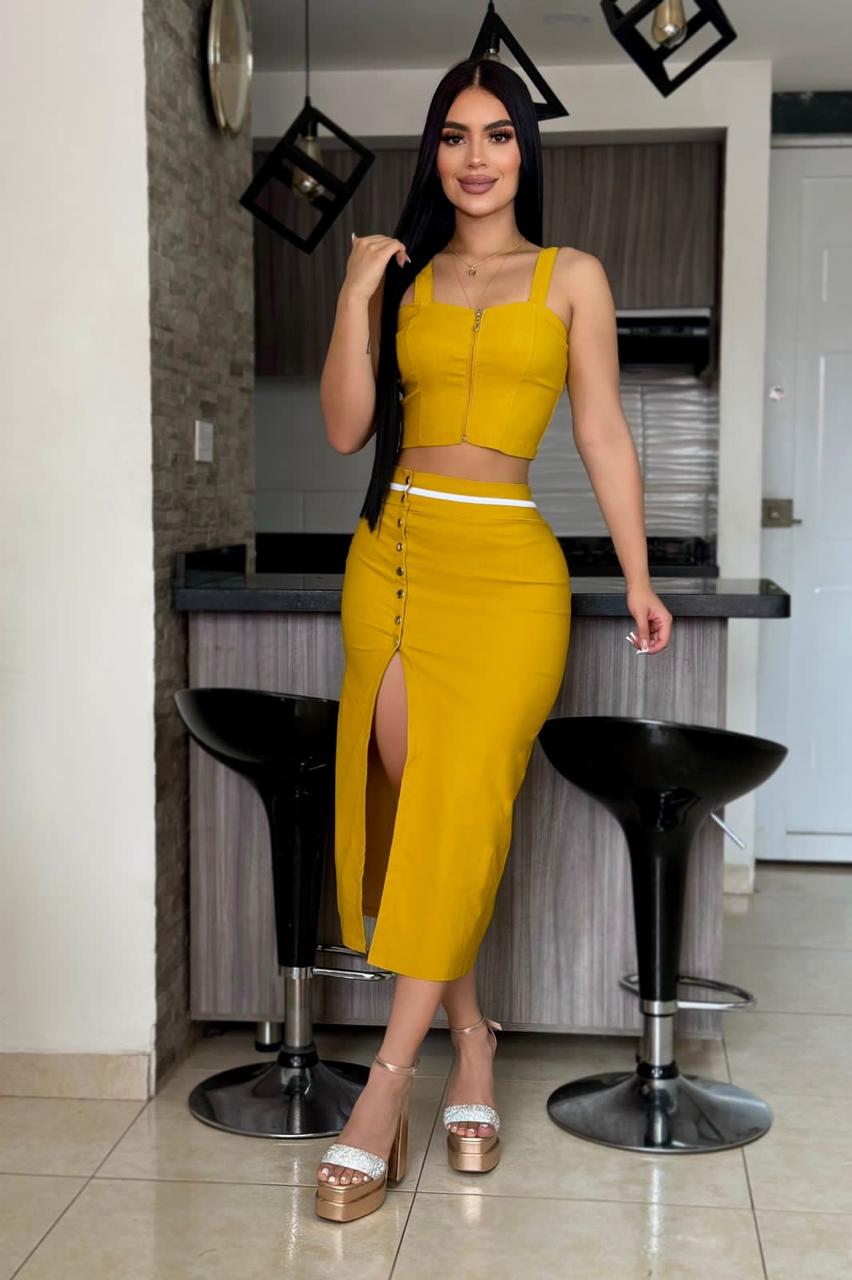 Conjunto Crop Top y Falda Midi con Abertura